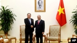 越南总理阮春福（右）在河内会见朝鲜外相李勇浩。（2018年12月1日）