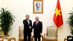 Menteri Luar Negeri Korea Utara Ri Yong Ho (kiri) bersama Perdana Menteri VIetnam Nguyen Xuan Phuc di Hanoi, Vietnam, 1 Desember 2018.
