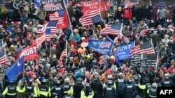 Pendukung Trump bentrok dengan polisi dan pasukan keamanan saat mereka menyerbu Capitol AS di Washington, DC, 6 Januari 2021. 