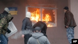 Người biểu tình thân Nga tấn công đồn cảnh sát ở Horlivka, đông Ukraina, ngày 14/4/2014.