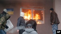 Napad na policijsku stanicu u ukrajinskom gradu Horlivka, april, 14, 2014.