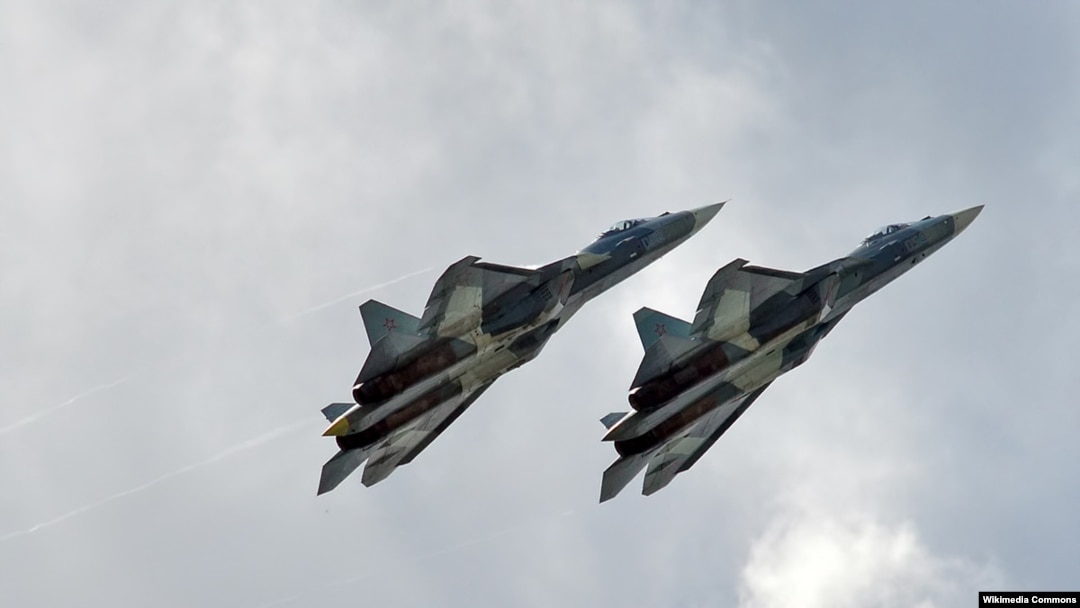 Dua pesawat Sukhoi SU-57 milik Angkat Udara Rusia tampak pada 23 Juli 2017.