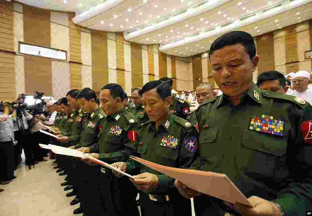 Newly appointed military parliament members are sworn in before the third session of the Upper House meeting. (Reuters)