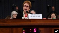 L'ancienne ambassadrice américaine en Ukraine, Marie Yovanovitch, témoigne devant la commission du renseignement de la Chambre des représentants de Capitol Hill à Washington, le vendredi 15 novembre 2019, à l'occasion de la deuxième audience publique de mise en accusation.