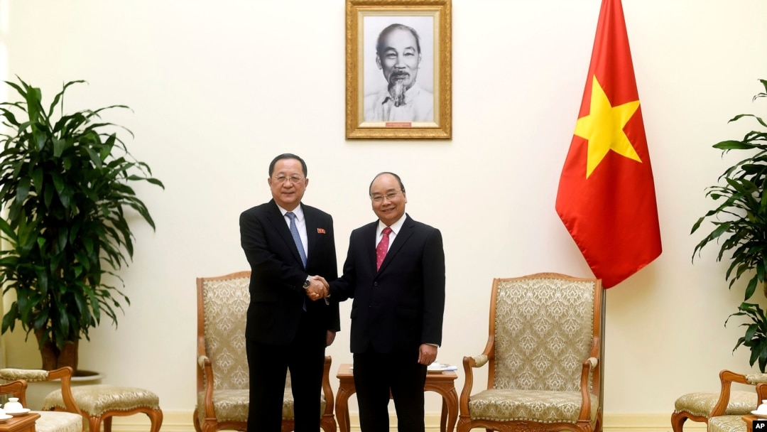 Menteri Luar Negeri Korea Utara Ri Yong Ho (kiri) bersama Perdana Menteri VIetnam Nguyen Xuan Phuc di Hanoi, Vietnam, 1 Desember 2018.