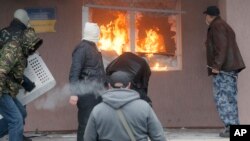 Manifestantes prorrusos toman una estación de policía en el pueblo de Horlivka, en el este de Ucrania.