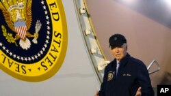 O Presidente Joe Biden faz uma pausa enquanto desce os degraus do Air Force One na Base Aérea de Dover, no Delaware, quarta-feira, 17 de julho de 2024.