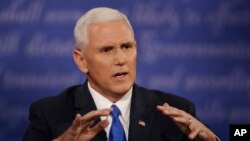 លោក Mike Pence បេក្ខជន​អនុប្រធានាធិបតី​ពី​គណបក្ស​សាធារណរដ្ឋ​ ក្នុង​ពេល​ពិភាក្សា​ដេញ​ដោល​នៅ​សាកល​វិទ្យាល័យ​ Longwood កាល​ពី​ថ្ងៃទី​៤ ខែ​តុលា។