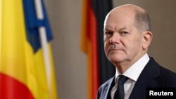 El canciller alemán Olaf Scholz camina antes de saludar al presidente rumano Klaus Iohannis en su oficina en Berlín, Alemania, el 15 de noviembre de 2024. (REUTERS/Annegret Hilse)