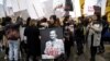 Une manifestante tient une photo de la ministre française de la Santé, Simone Veil, qui a préconisé la loi de 1975 légalisant l'avortement en France à Paris, le 8 mars 2018.