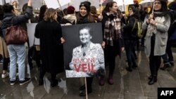 Une manifestante avec une photo de l'ancienne ministre Simone Veil, à l'origine de la loi de 1975 légalisant l'avortement en France, Paris, 8 mars 2018.