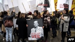 Une manifestante tient une photo de la ministre française de la Santé, Simone Veil, qui a préconisé la loi de 1975 légalisant l'avortement en France à Paris, le 8 mars 2018.