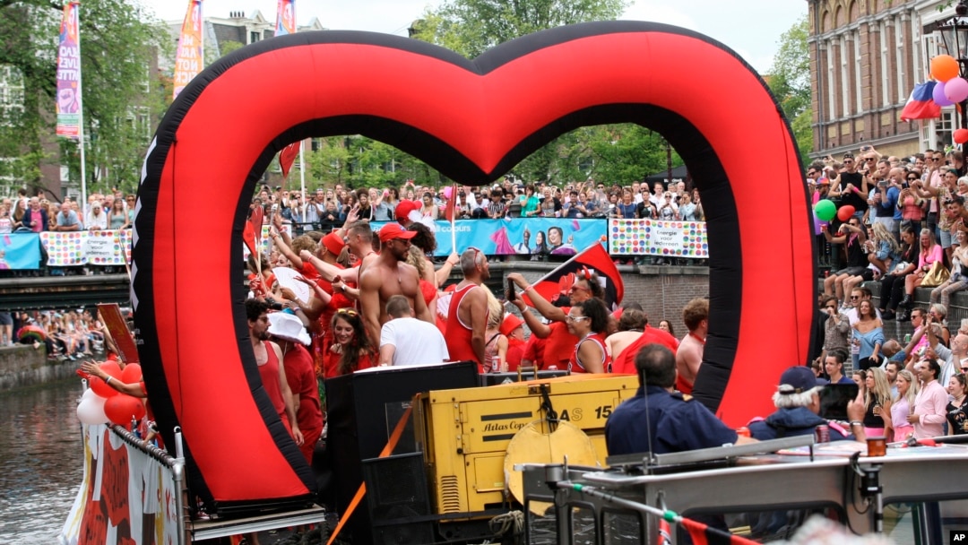 Para peserta pawai hak-hak LGBT di Amsterdam atau Amsterdam Pride Parade di Amsterdam, Belanda, 3 Agustus 2019. (Foto: AP)