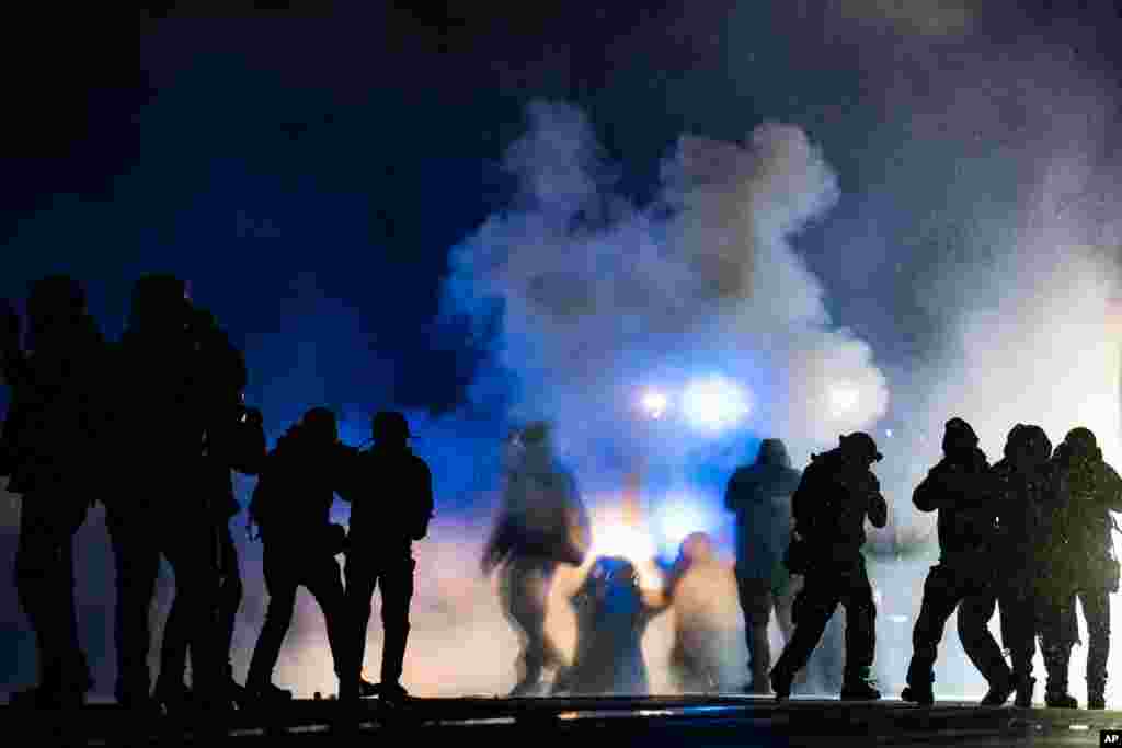 미국 미네소타주 브루클린센터 경찰서 앞에 모인 시위대를 향해 최루탄이 발사됐다. 흑인 남성 단테 라이트가 경찰관이 쏜 총에 숨진 사건을 항의하는 시위가 계속되고 있다. 