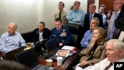 براک اوباما وتیم امنیت ملی به همراه وزرای دفاع وخارجه امریکا درقصر سفید حین نظارت عملیات دستگیری اسامه بن لادن