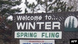 温特镇的指示牌上写着“欢迎来到温特镇，宇航员杰弗里•威廉斯的家乡。”