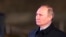 Presiden Rusia Vladimir Putin mengunjungi museum interaktif terbuka untuk memperingati 81 tahun parade era Perang Dunia II dan Pertempuran Moskow, di Lapangan Merah di Moskow, Rusia, Selasa, 8 November 2022. (Sergei Bobylev, Sputnik, Kremlin Pool via AP)