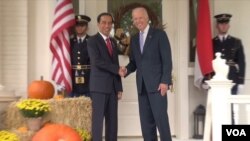 Presiden Joko Widodo bersama Wakil Presiden AS Joe Biden di tempat tinggal Biden di Washington, DC (27/10), sebelum dijamu makan siang. (VOA Indonesia)