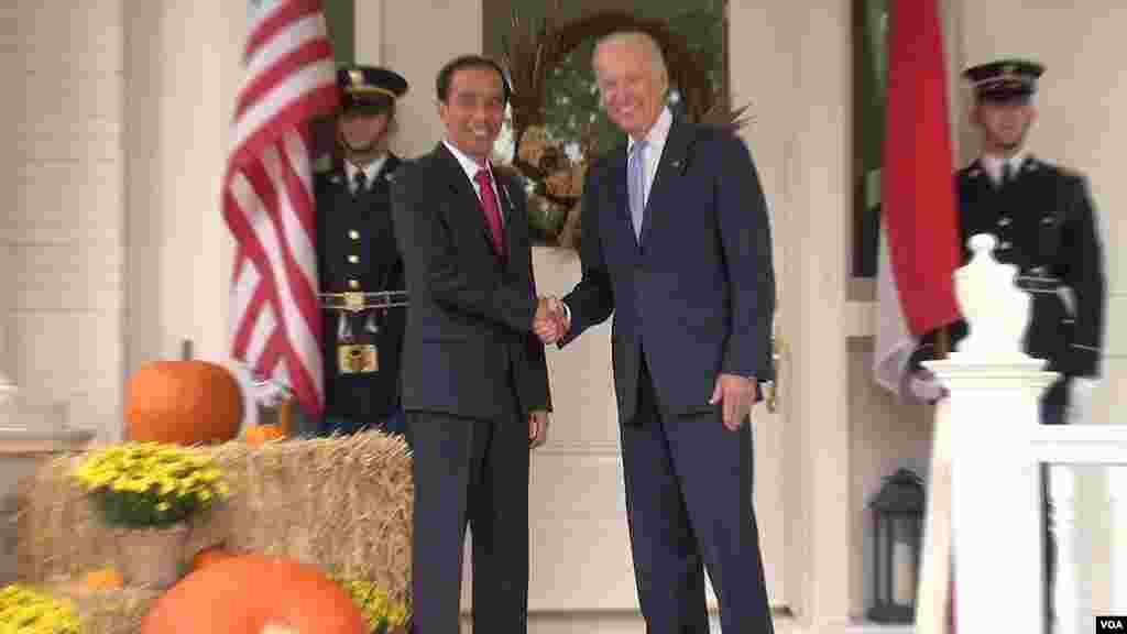 Presiden Joko Widodo bersama Wakil Presiden AS Joe Biden di tempat tinggal Biden di Washington, DC (27/10), sebelum dijamu makan siang. (VOA/Dian Widyastuti)