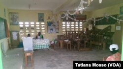 Dans les bureaux de vote de la commune de CoCody Anono, à Abidjan, peu d'électeurs à la mi-journée, Photo VOA tatiana Mosso.