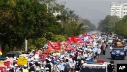 26일 미얀마 만달레이에서 군부 쿠데타에 반대하는 시위대가 거리를 행진했다.