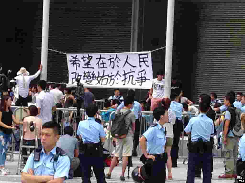 數千香港市民雲集政府總部聲援被困公民廣場學生（美國之音圖片／海彥拍攝）