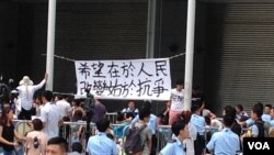 數千香港市民雲集政府總部聲援被困公民廣場學生