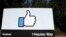 ARCHIVO- Logo de Facebook en su sede de Menlo Park, California. 28/3/18.