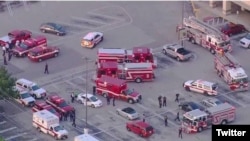 26일 총기난사 사건이 발생한 미국 휴스턴 남서부 쇼핑몰 현장에 경찰 관계자들과 소방대원들이 출동해있다. (트위터 화면 캡쳐)