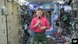 美国女宇航员佩吉·惠森在国际空间站上接受采访。