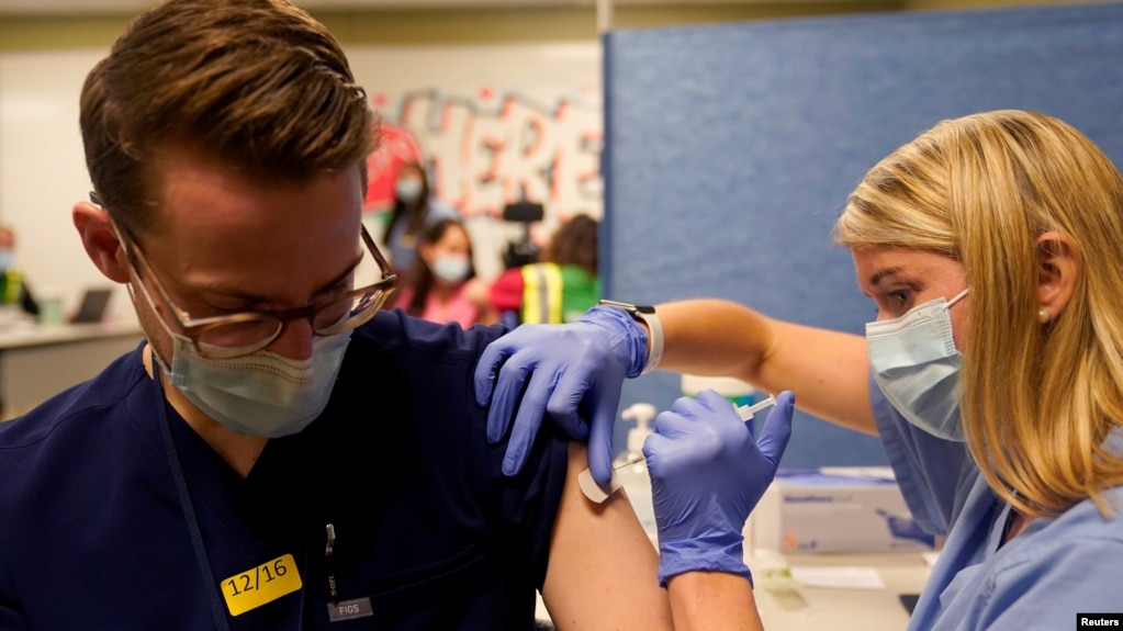 资料照片：印第安纳大学保健系统卫理公会医院的一名医学生为人接种新冠疫苗。 (2020年12月16日)(photo:VOA)