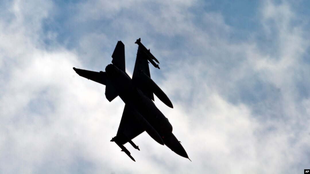 Истребитель F-16 турецких ВВС заходит на посадку на авиабазе Инжирлик, Турция (архивное фото)