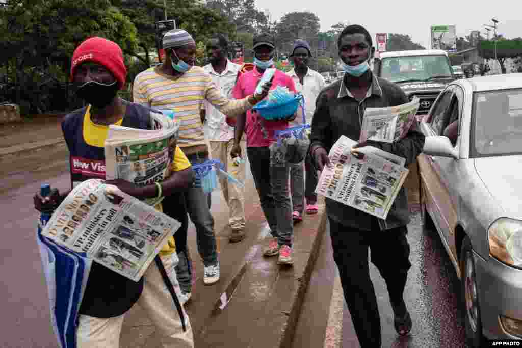 Wauza magazeti mjini Kampala, Uganda wakitembeza magazeti kuhusu uchaguzi