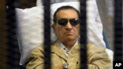 Cựu Tổng thống Ai Cập Hosni Mubarak trong 1 phiên toà ở Cairo, Ai Cập, 2/6/2012