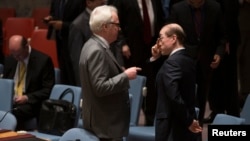 유엔 안보리 회의에서 비탈리 추르킨 유엔주재 러시아 대사(왼쪽)과 류제이 유엔주재 중국 대사가 대화하고 있다. (자료사진)