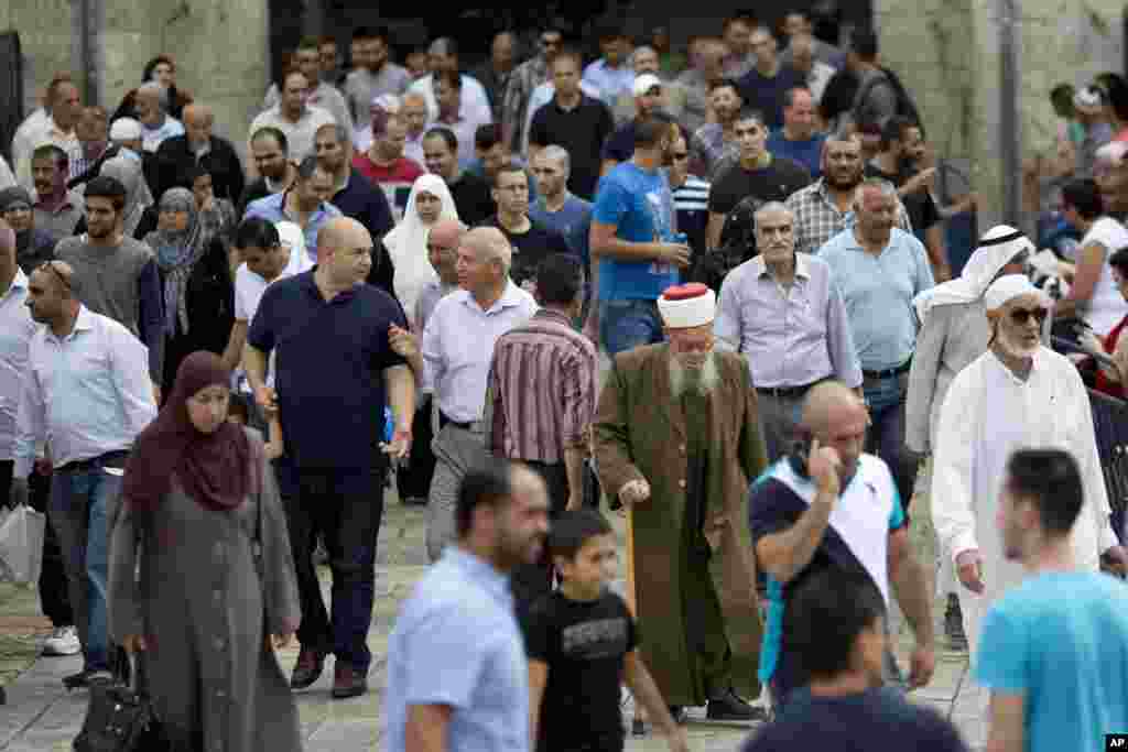 Warga Muslim Palestina kembali ke Kota Tua Yerusalem usai melaksanakan shalat Jumat (23/10). ​(AP/Ariel Schalit)