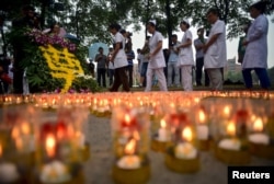 Medical workers, marking the seventh day since the Tianjin explosions, pay tribute to the people who died, in a ceremony at Binhai new district, Tianjin, China, Aug.18, 2015.