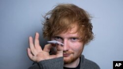 Ed Sheeran durante una sesión fotográfica en Nueva York. 16-10-15. Foto AP.