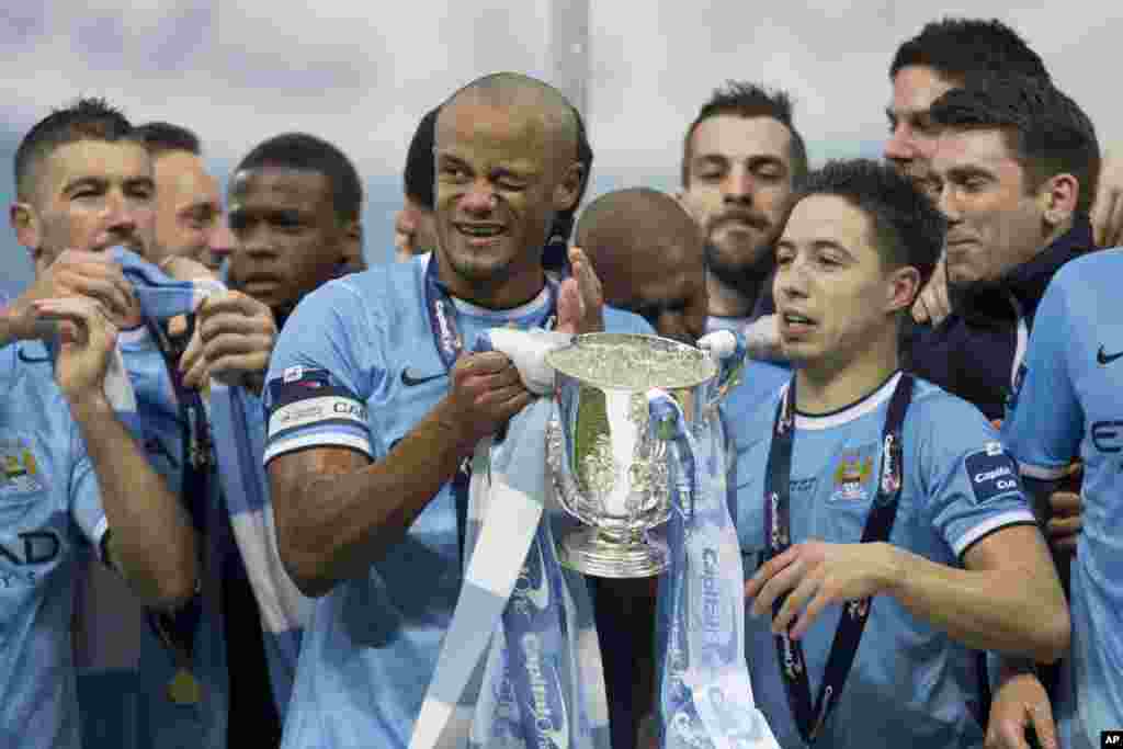 'Yan wasan Manchester City rike da kofi