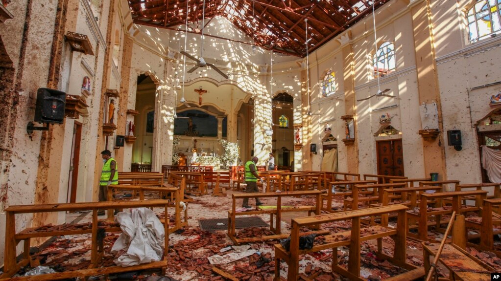 Gereja Katolik St. Sebastian di Negombo, sebelah utara Kolombo, Sri Lanka pasca ledakan bom hari Minggu (21/4). 