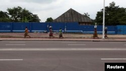 Des Congolaises marchent dans la rue à Kinshasa, en RDC, le 30 décembre 2013. 