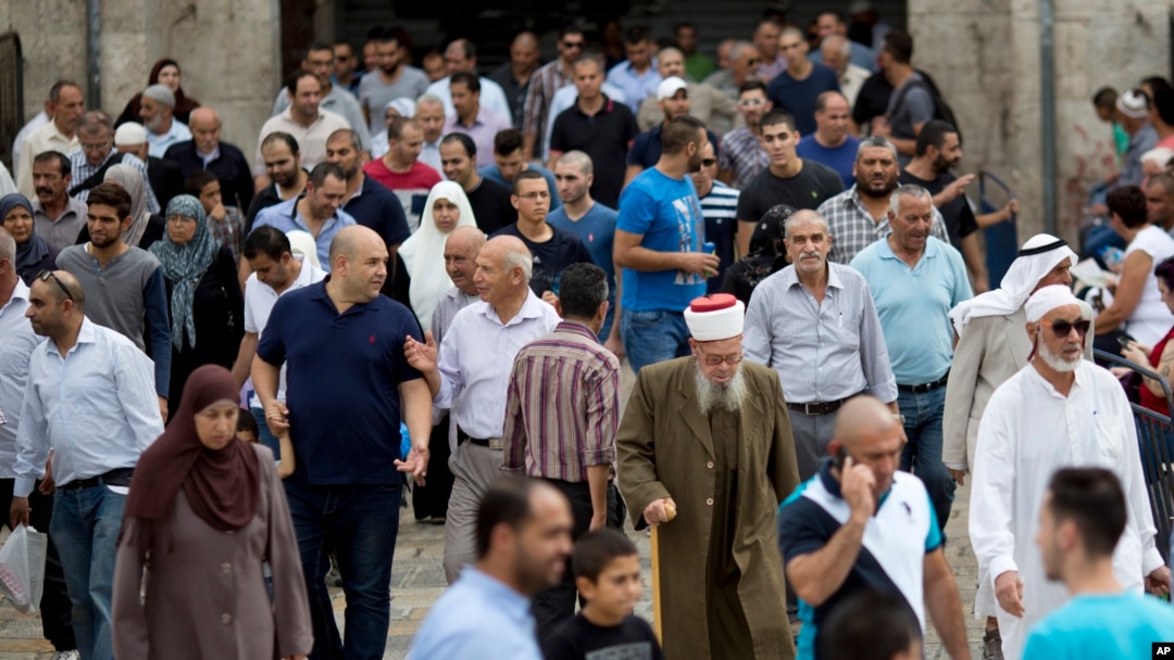Palestinski muslimanski vernici u Starom gradu u Jerusalimu posle današnje molitve. 