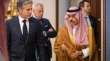 Menteri Luar Negeri Saudi Pangeran Faisal bin Farhan (kanan) menerima Menteri Luar Negeri AS Antony Blinken di Jeddah. (Foto: Kemenlu Saudi/AFP)