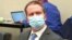 លោក Derek Chauvin អតីតមន្ត្រីប៉ូលិសក្រុង Minneapolis ដែលជាជនជាប់ចោទ ស្តាប់ការប្រកាសនៃសេចក្តីសម្រេចរបស់គណៈវិនិច្ឆ័យតុលាការលើបទចោទរូបលោក ពាក់ព័ន្ធនឹងការស្លាប់របស់លោក George Floyd នៅថ្ងៃអង្គារ ទី ២០ ខែមេសា ឆ្នាំ ២០២១។
