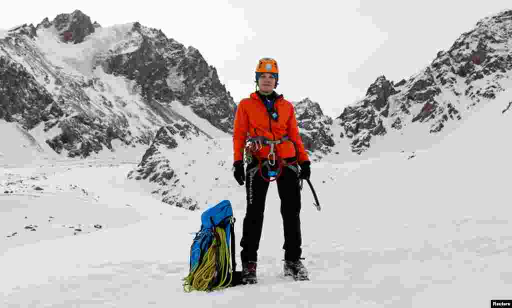 Julia Argunova, 36, instruktur mendaki gunung, berfoto di ketinggian 3.200 meter di atas permukaan laut di gunung Tien Shan dekat Almaty,&nbsp;Kazakhstan (17/2). &quot;Kekuatan fisik menguntungkan kolega-kolega laki-laki di beberapa situasi dalam rute-rute yang lebih sulit. Namun perempuan lebih berkonsentrasi dan teliti. Secara umum, perempuan lebih baik dalam mengajar. Tugas profesional utama saya adalah untuk mengajarkan pendakian gunung yang aman.&quot; (Reuters/Shamil Zhumatov)