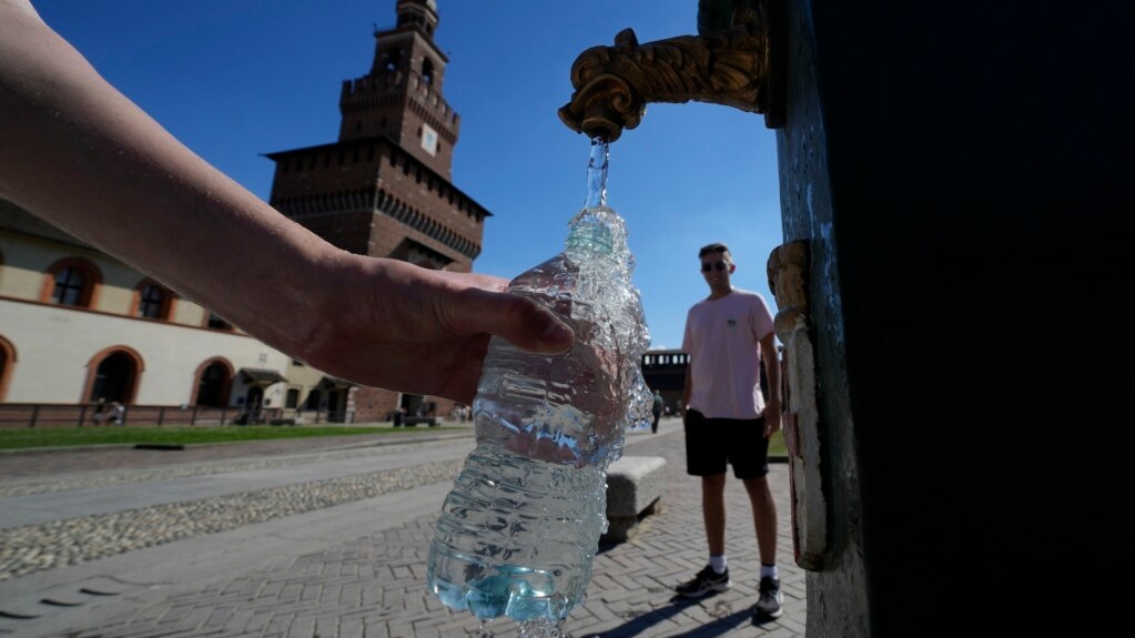 Study Finds Small Plastic Pieces in Bottled Water