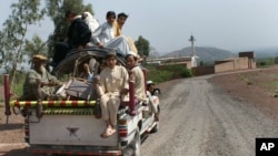 Sebuah keluarga menyingkir dari kawasan suku Orakzai akibat pertempuran antara pasukan keamanan dan kaum militan, saat melintasi kawasan Kamer Khel di kawasan Khyber, Pakistan, 27 Maret 2010 (foto: AP Photo/Qazi Rauf)