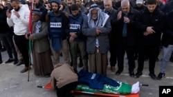 Warga Palestina sedang salat jenazah untuk Shatha al -Sabbagh, mahasiswi jurnalistik, di kamp pengungsi Jenin di Tepi Barat yang diduduki Israel, Minggu, 29 Desember 2024. (Foto: Majdi Mohammed/AP Photo)