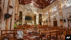 Vista de la iglesia de St. Sebastian dañada en una explosión en Negombo, en el norte de Colombo, Sri Lanka, el domingo 21 de abril de 2019. Más de 200 personas murieron y cientos más fueron hospitalizadas tras ocho explosiones en iglesias y hoteles este Domingo de Pascua.