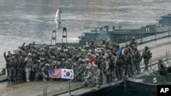 지난 2015년 12월 한국 연천에서 미-한 연례 연합군사훈련의 일환으로 도강훈련을 실시했다.